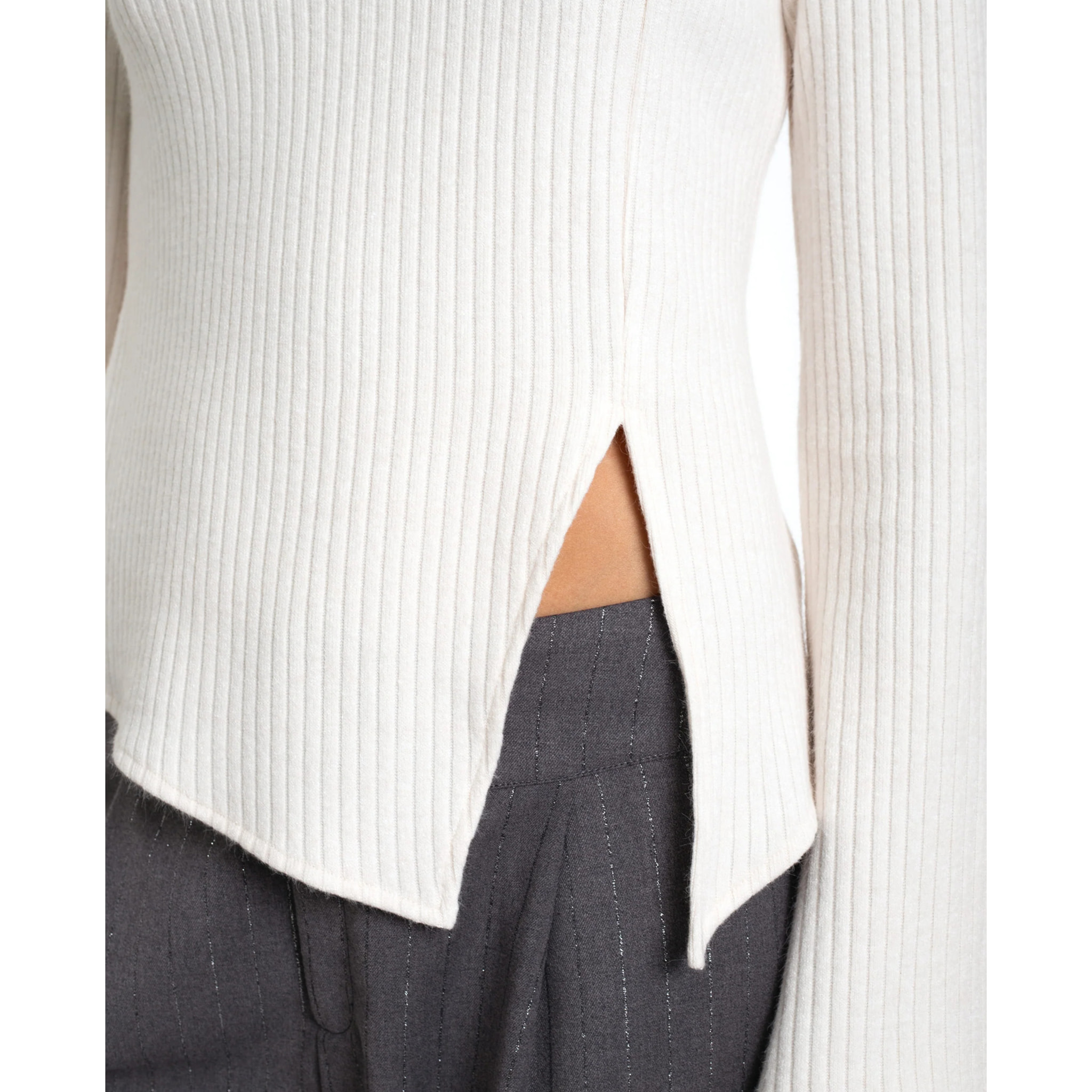 Top asimétrico con mangas largas