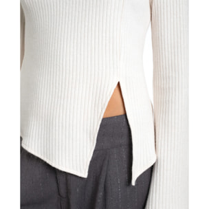 Top asimétrico con mangas largas