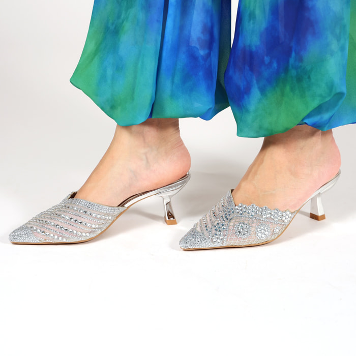 Sandali in simil pelle con tacco a rocchetto e tomaia gioiello