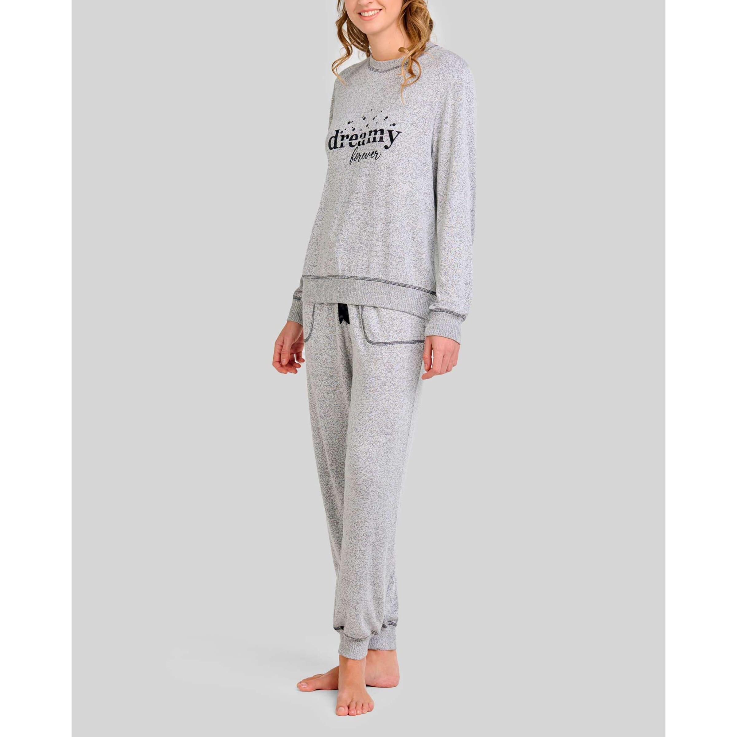 Pijama mujer con agradable tejido vigoré, detalle bordado, escote redondo, manga larga y pantalón largo terminado con elástico