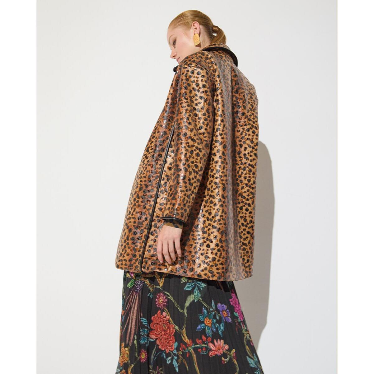 Cappotto con stampa leopardata e finiture in PU