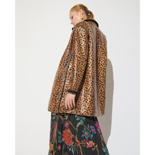 Cappotto con stampa leopardata e finiture in PU