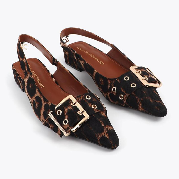 Scarpa bassa con cinturino personalizzato e dettagli con fibbia