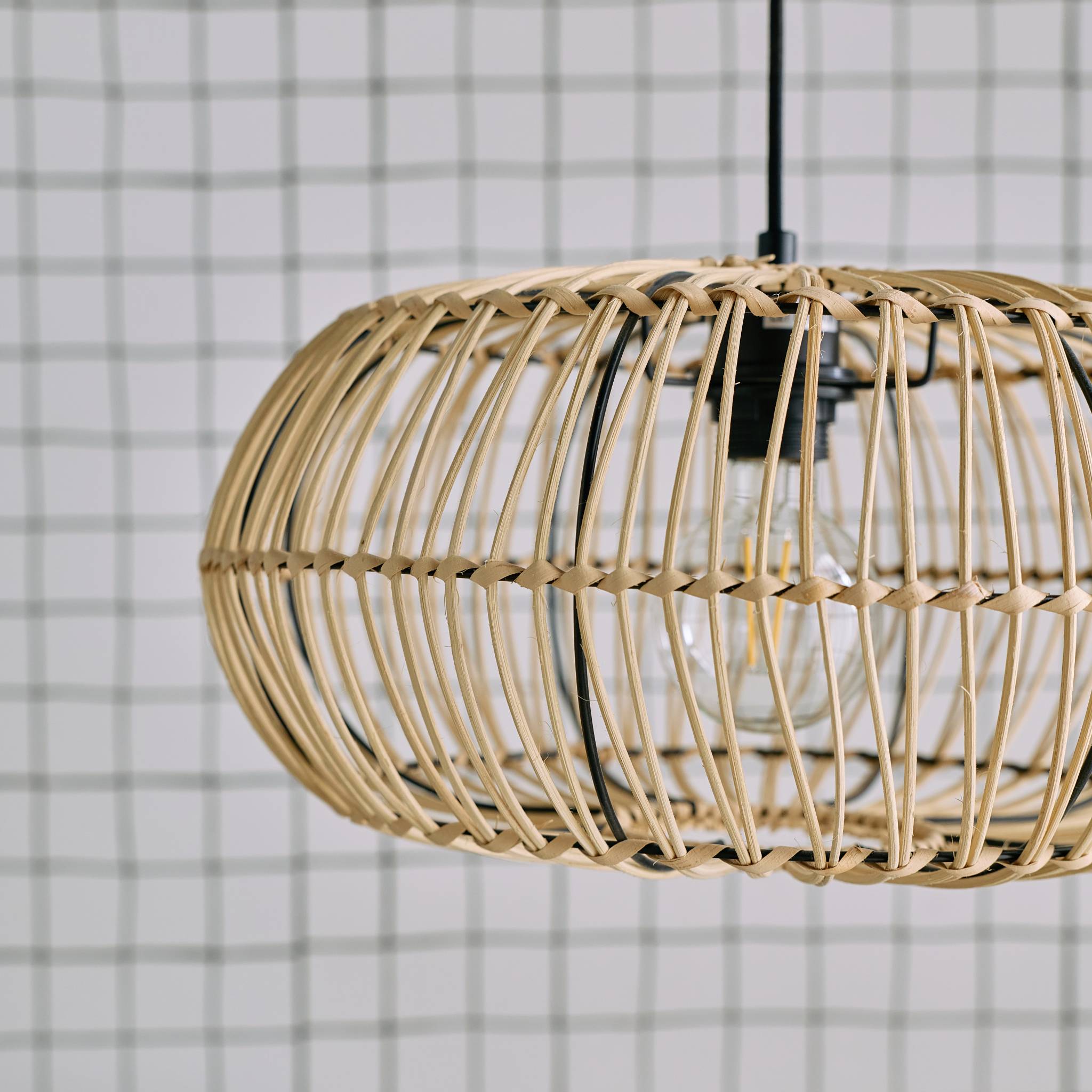 Lampadaire intérieur exotique rotin naturel métal et pierre effet marbre H170cm Diego