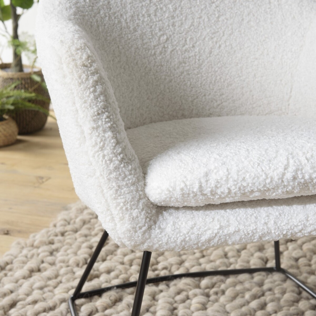 AGATHE - Fauteuil urban tissu bouclette blanc pieds évasés métal noir