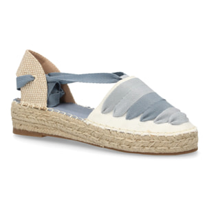 Sandalia de plataforma con cintas.