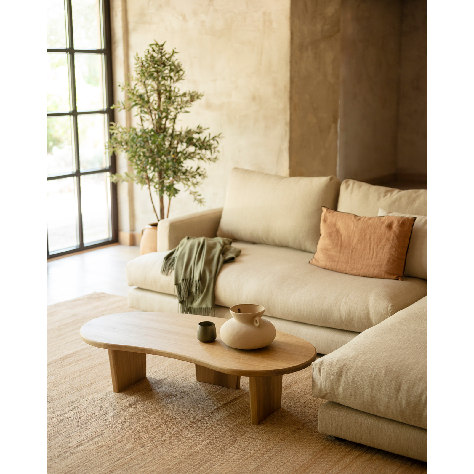 Table basse en bois massif de peuplier avec des formes organiques et trois pieds de 120cm Hauteur: 30 Longueur: 120 Largeur: 59.4
