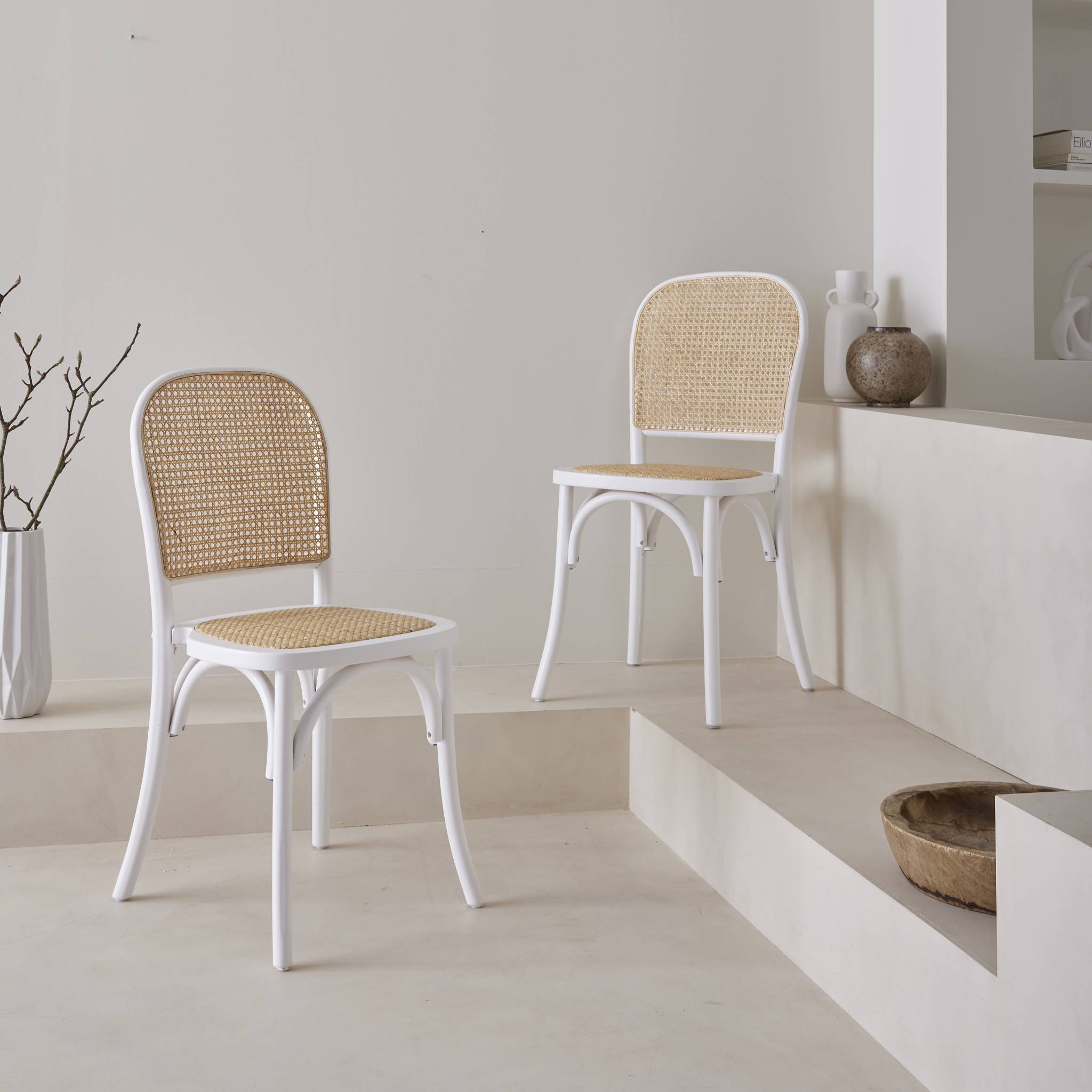 Lot de deux chaises vintage blanches en bois avec assise et dossier en rotin