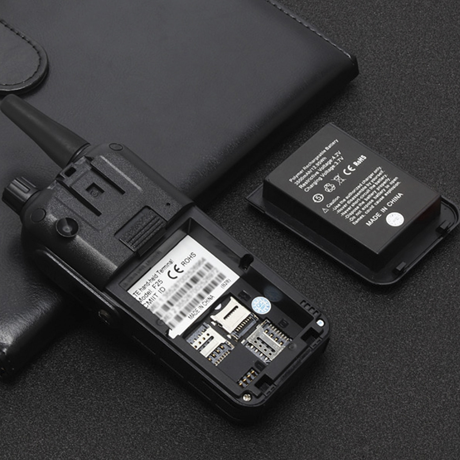 DAM Smartphone robusto  F25 4G, Android 7.1, 1 GB di RAM + 8 GB. Schermo da 2,4''. 5mpx + 2mpx. GPS. Con Zello Walkie Talkie Altoparlante di classe K. Antenna amplificatrice. 5,6x2,6x12,5 cm. Colore nero