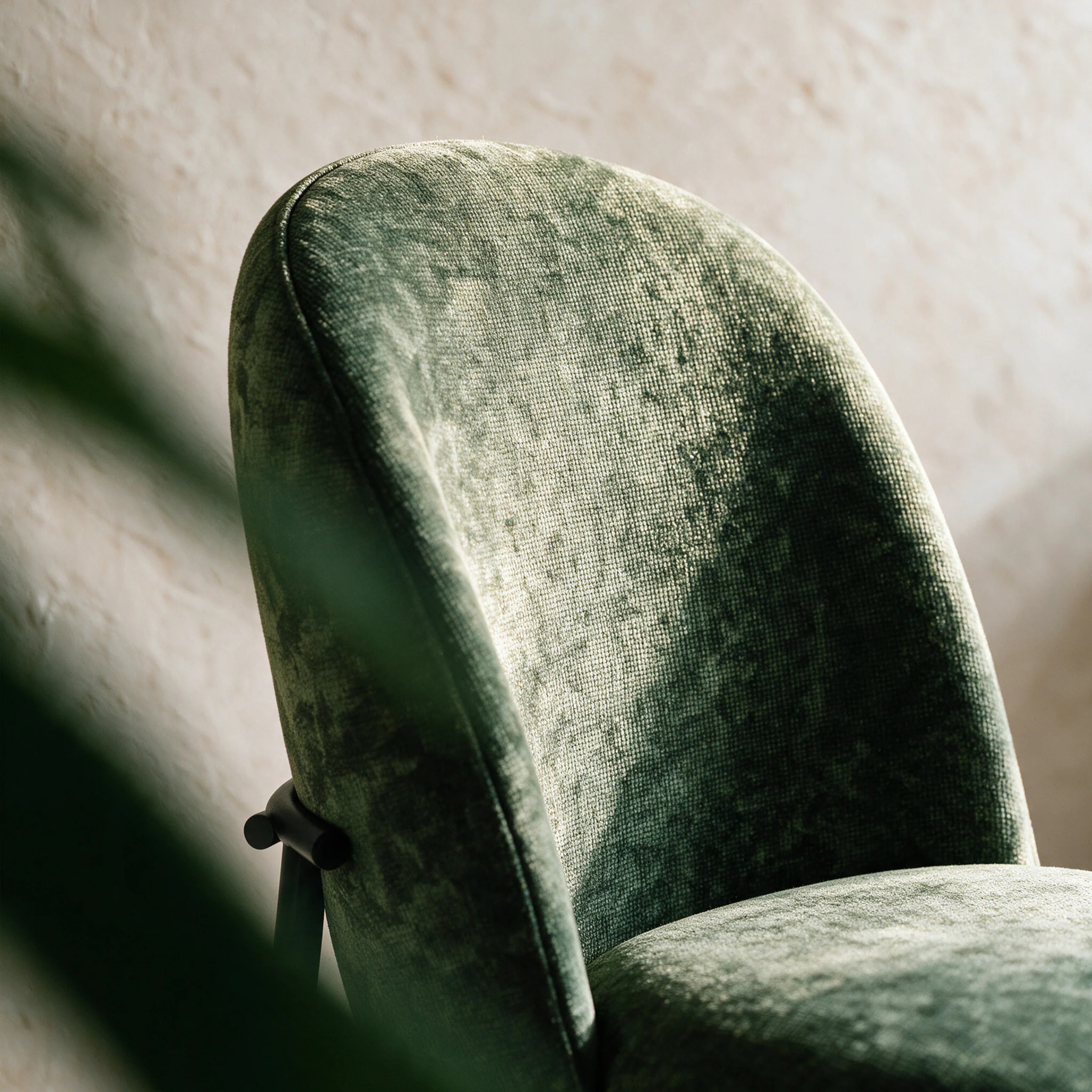 Lot de 2 chaises en tissu vert sapin et pieds métal noir - Noah