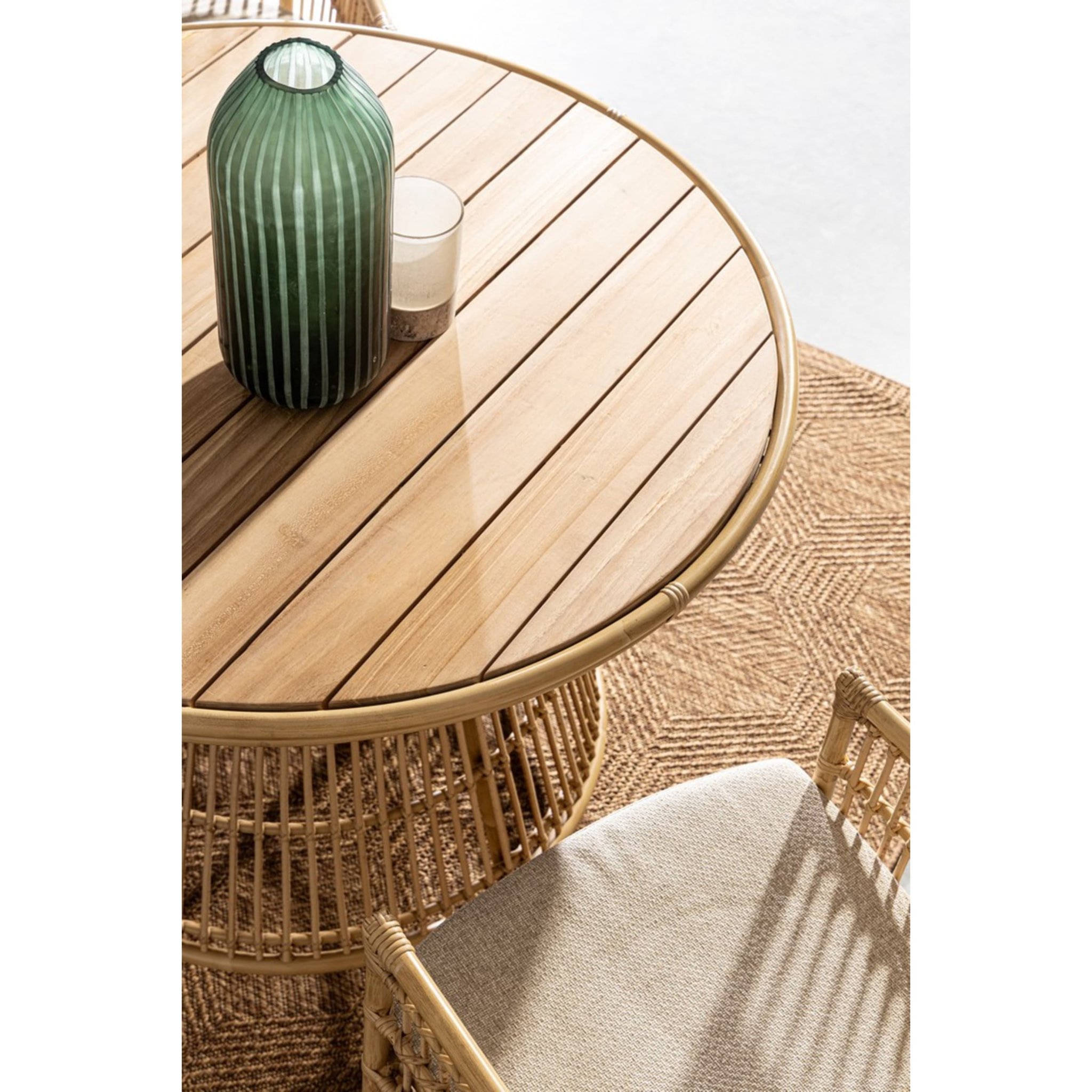 Tavolo da giardino LAMEGO rotondo in teak naturale e fibra effetto rattan, Ø110 cm