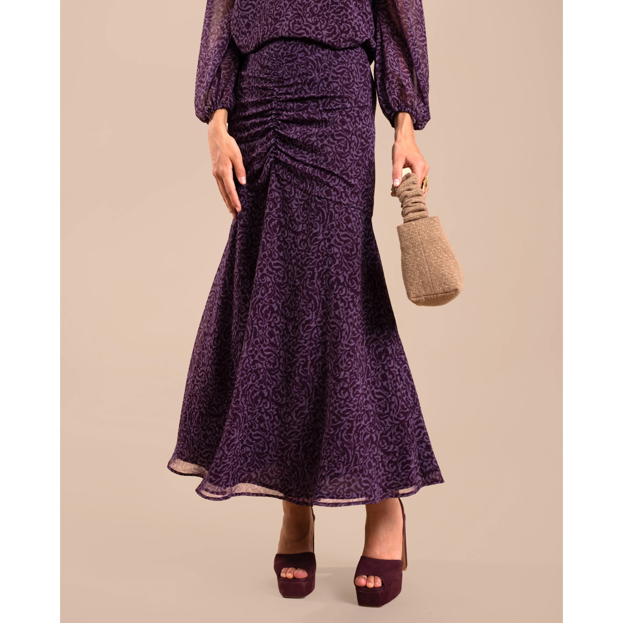 Falda midi con detalle de frunce en la cadera.