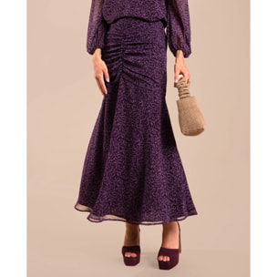 Falda midi con detalle de frunce en la cadera.