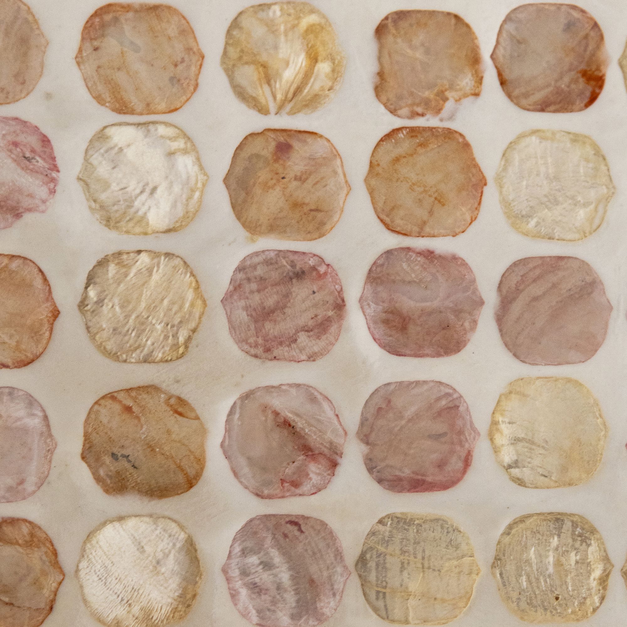 Plateau rond avec poignée en coquille de capiz rose ELORA