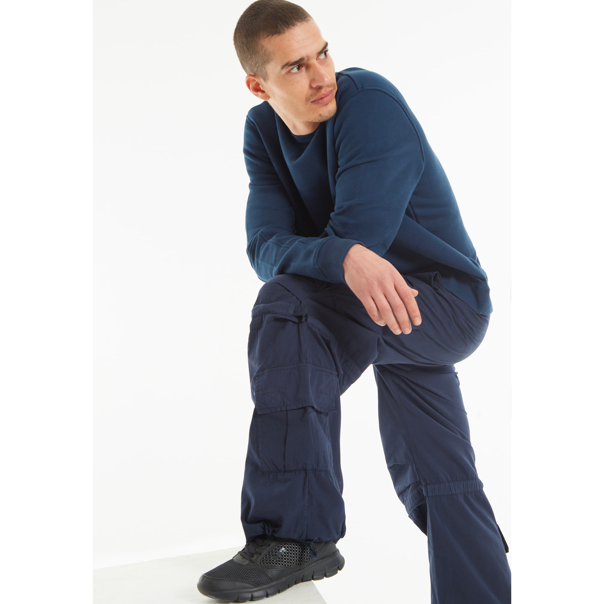 Pantaloni cargo con doppie tasche e coulisse intermedia