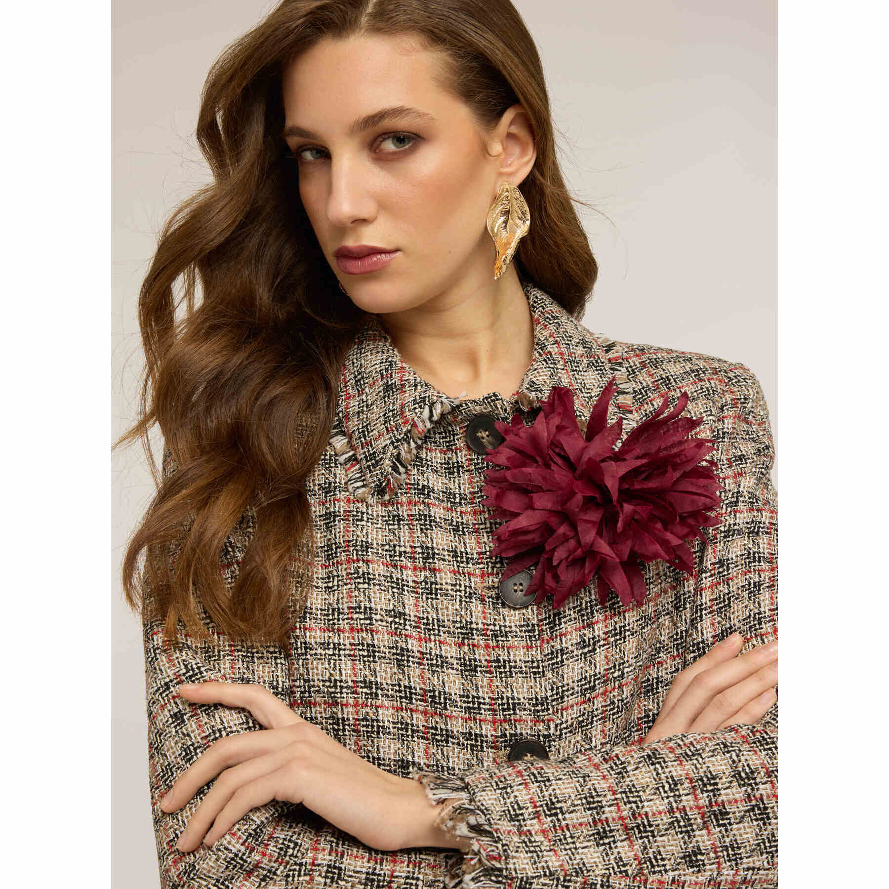 Motivi - Giacca corta in bouclé con frange e spilla - Beige