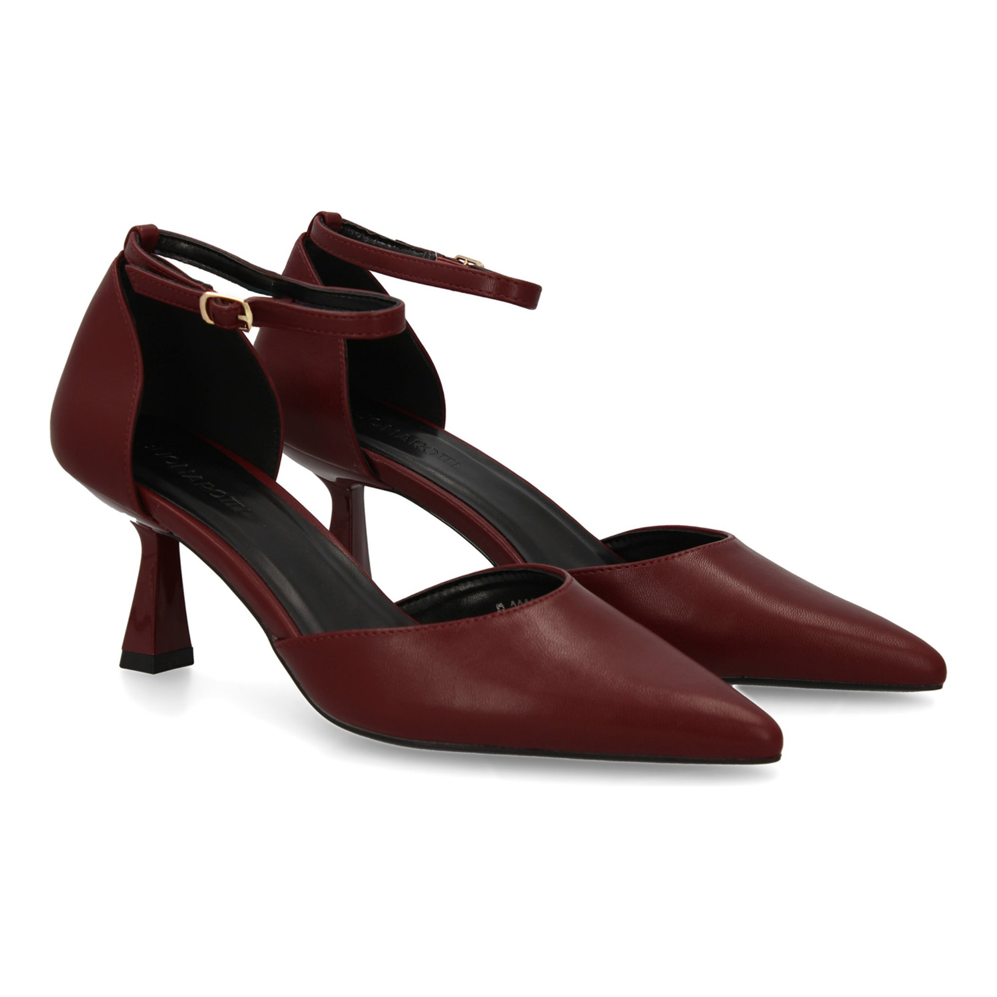 Zapato de salón con cierre de hebilla