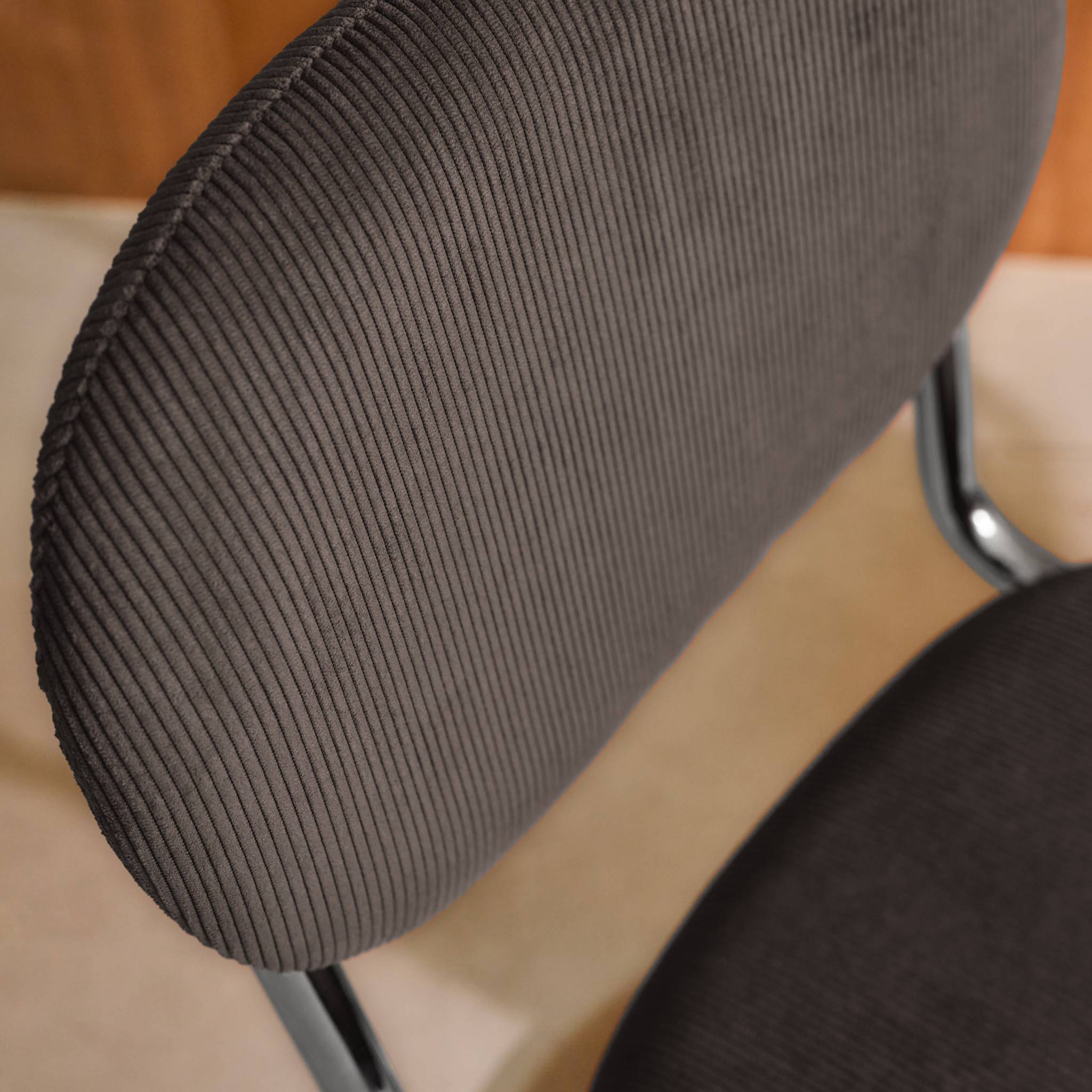 Lot de 2 chaises cantilever arrondie métal. velours côtelé marron et pieds chromés - L 47 x P 54.5 x H 81cm - Maloa