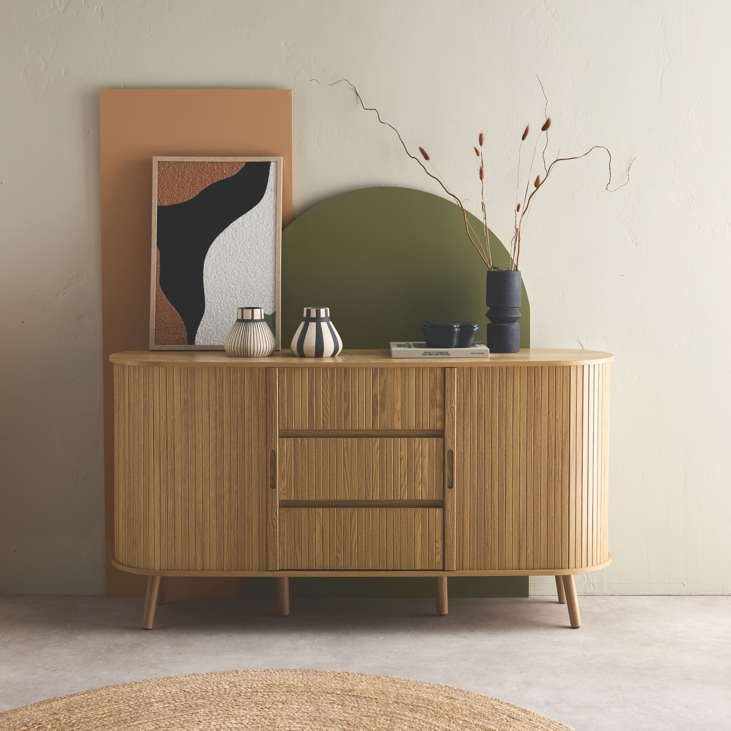 Buffet scandinave ovale 2 portes coulissantes. 4 compartiments. 3 tiroirs. décor bois rainuré. teinte naturelle. L 150 x P 40 x H 79cm