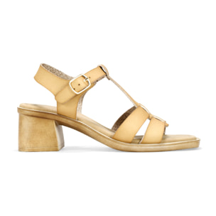 Sandalias de tacón beige con hebilla