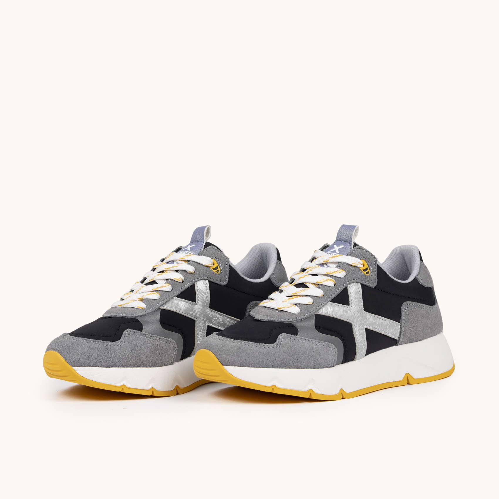 Zapatilla Deportiva Negra y Gris con Detalles Mostaza MUNICH MAMBA 10