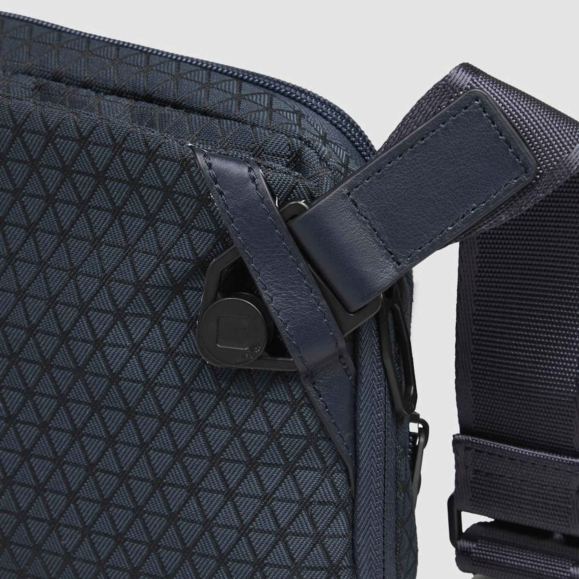 Piquadro Marsupio espandibile in tessuto riciclato con sistema di sicurezza antifurto e protezione RFID