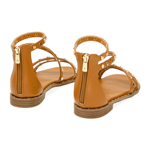 Sandali bassi cognac con borchie