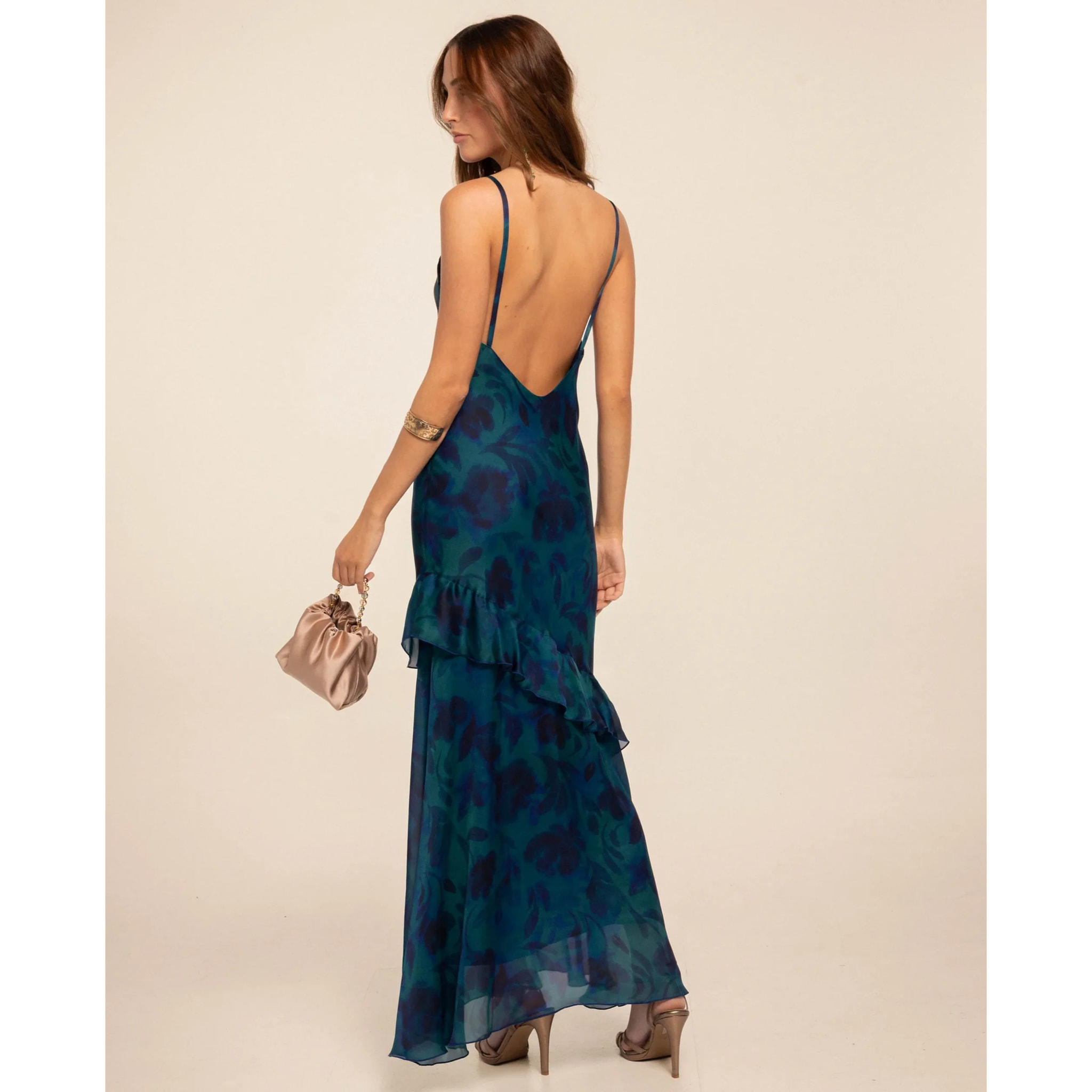 Vestido midi de tirantes con volante y corte lencero