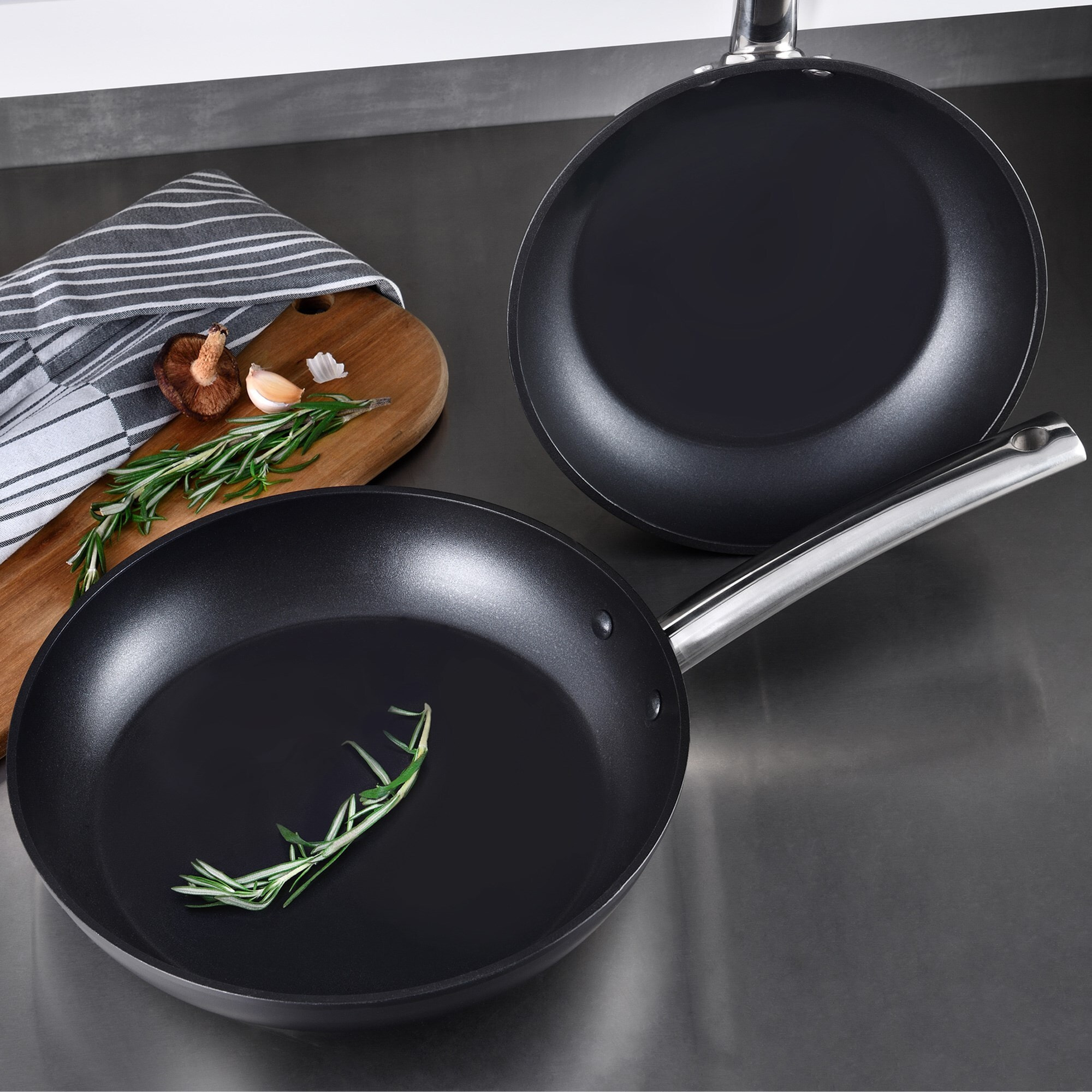 Juego de 3 Sartenes Ø24Ø28Ø30cm + Wok Ø28cm + Sartén doble 30x24cm en Aluminio aptas para inducción color Negro FOODIES MasterPRO