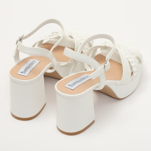 Sandali in simil pelle verniciata con tacco quadrato