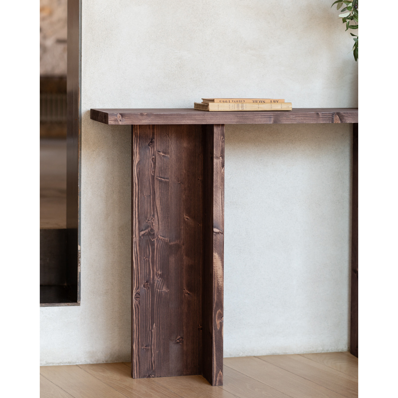 Consola de madera maciza en tono nogal de 120x80cm Alto: 35 Largo: 120 Ancho: 80