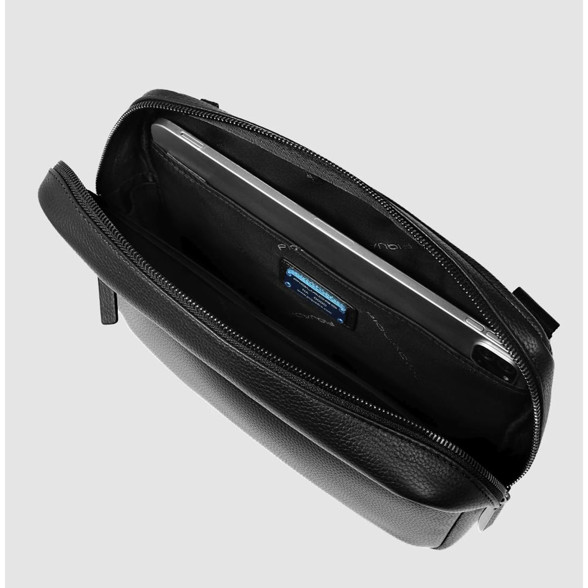 Piquadro Borsello in pelle porta iPad® con tasca per AirPods®, schermato con protezione RFID