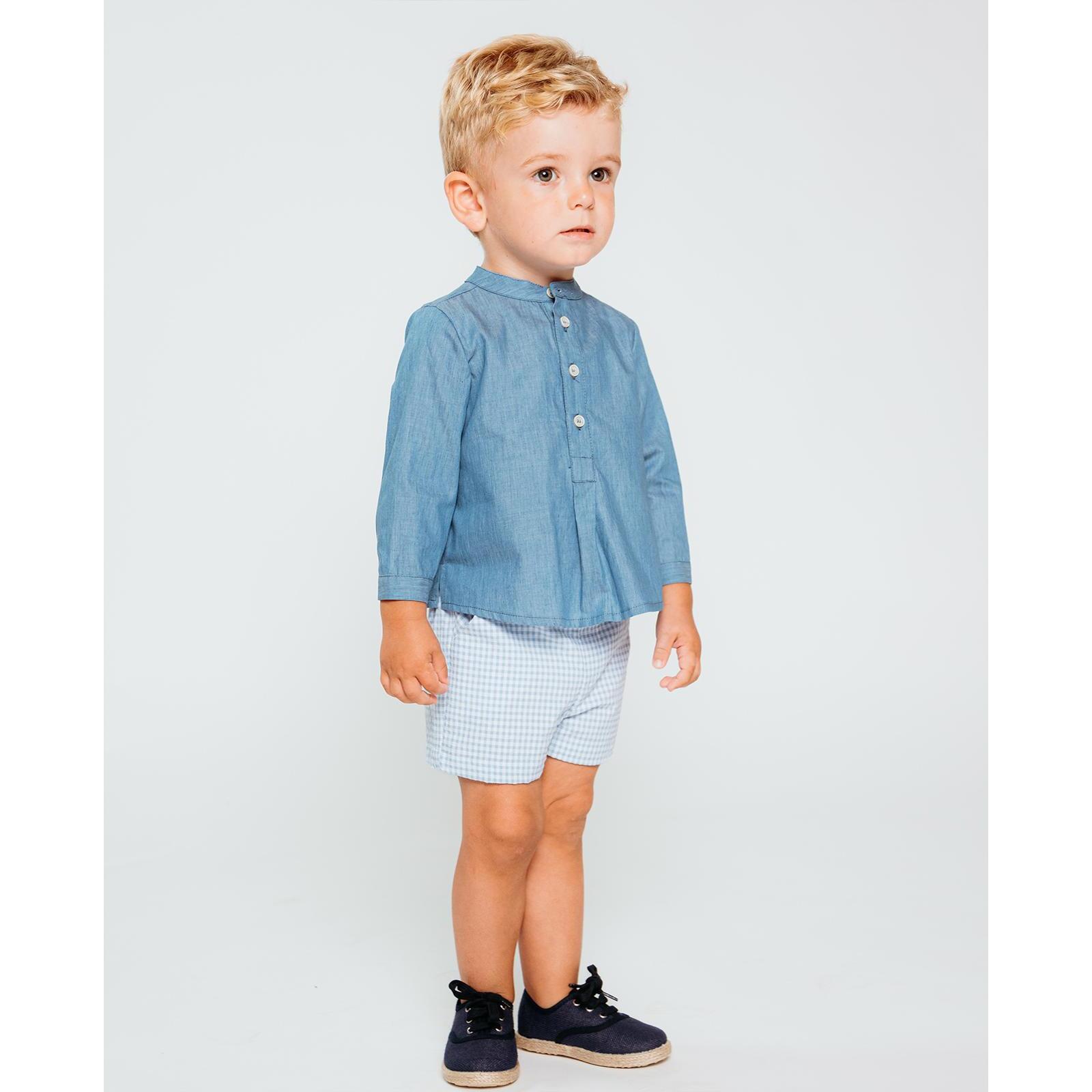 Bermuda vichy azul. Con bolsillos, botón y dibujo de la bragueta.