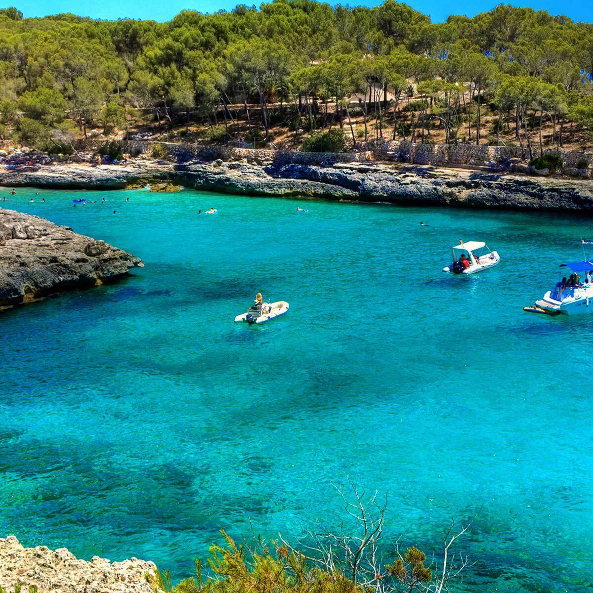 Affiche encadrée fenêtre baie turquoise bateaux Affiche + cadre en métal - Noir