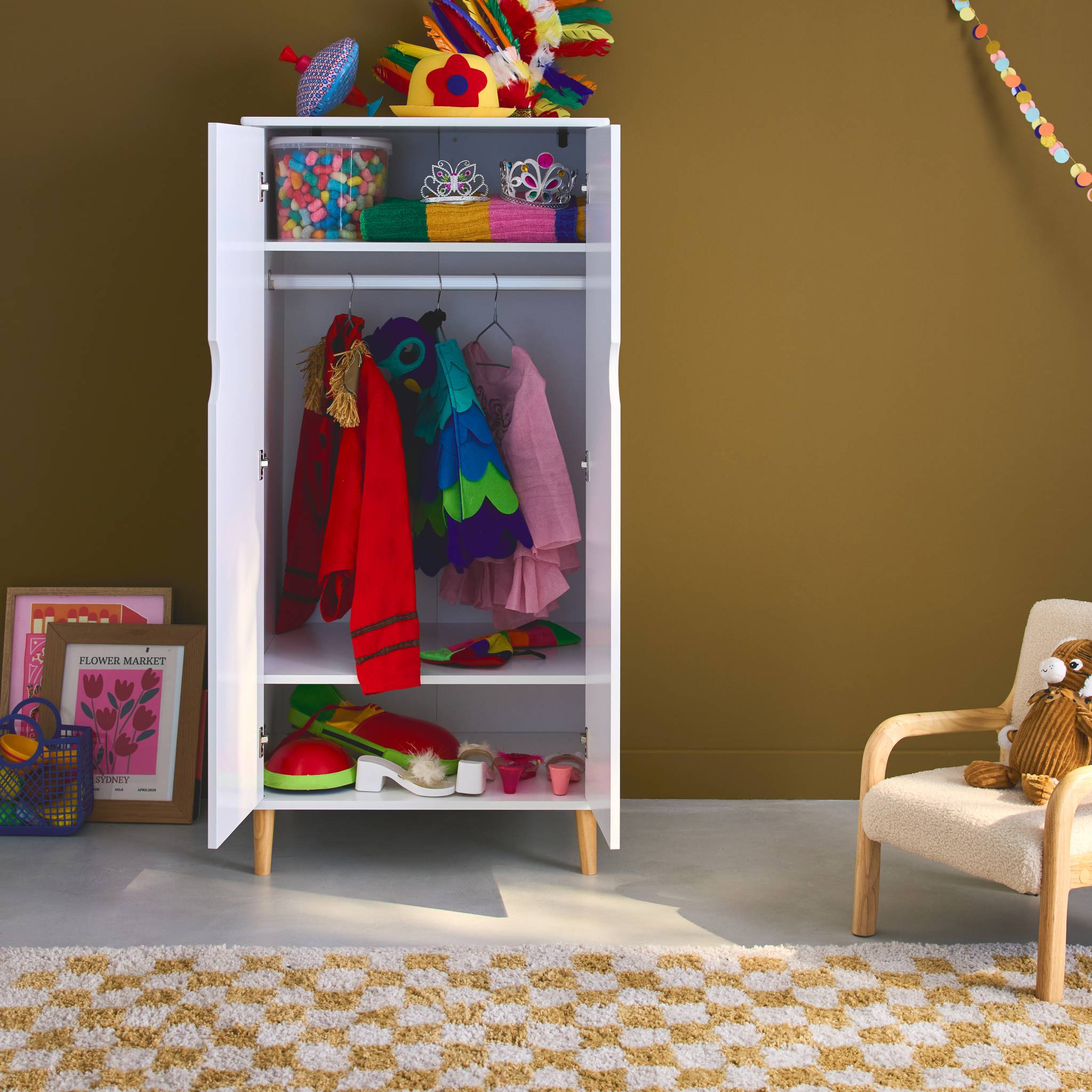 Dressing blanc penderie enfant armoire. pieds en pin