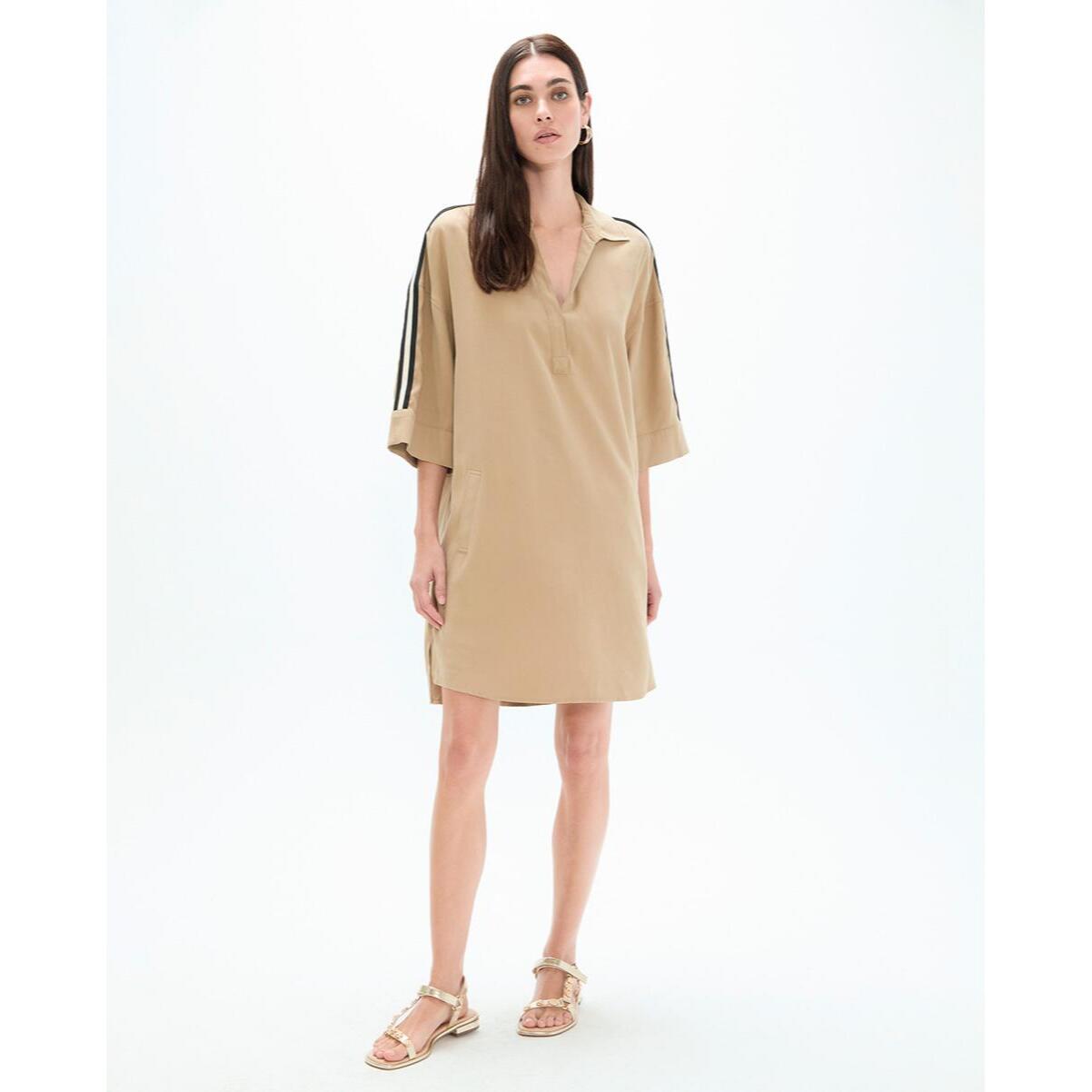 Abito camicia con scollatura aperta