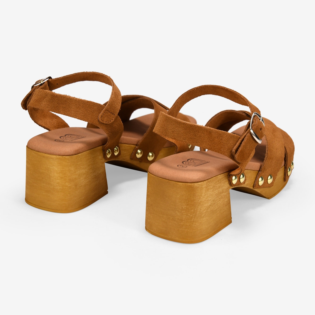 Sandalias de piel marrón claro con tacón de madera