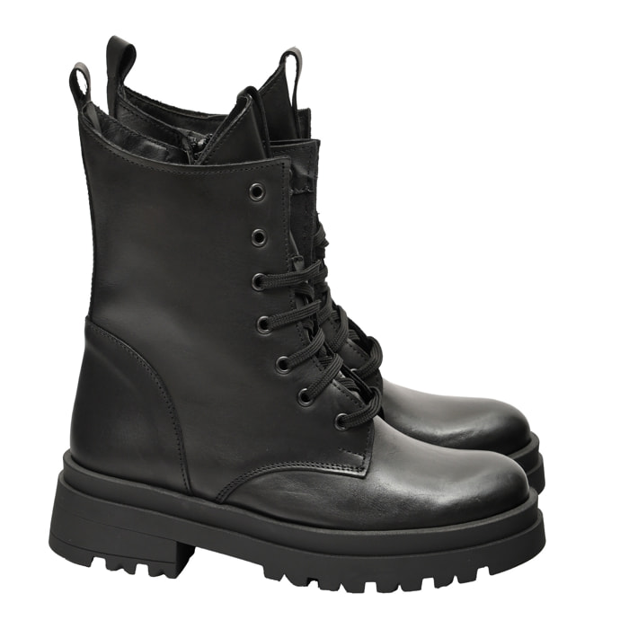 Anfibi in vera pelle con stringhe