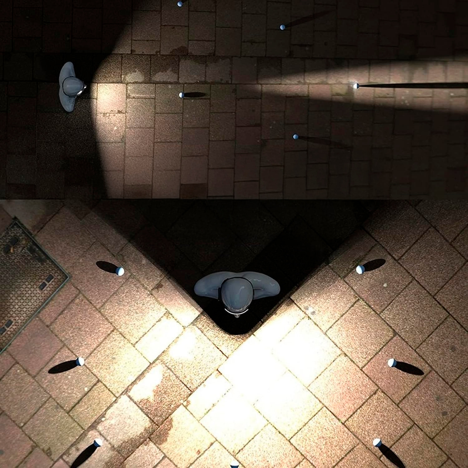 Linterna frontal LED con 350 lm, 6 modos de iluminación, sensor de movimiento y batería recargable de 1200 mAh.