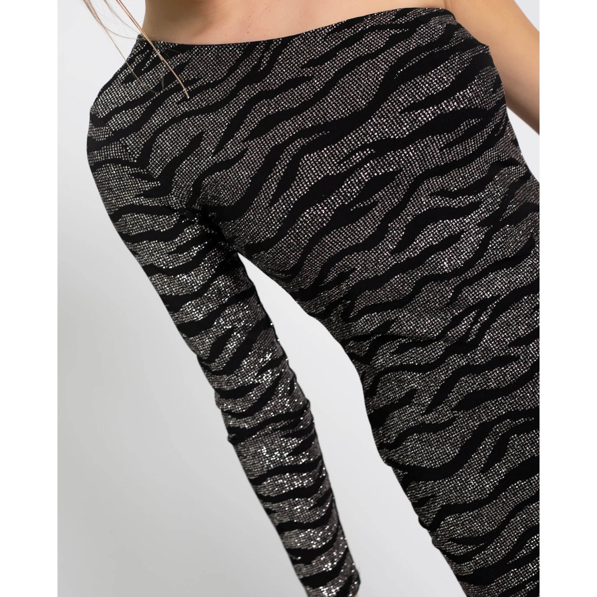 Vestido de fiesta corto asimétrico con brillo.