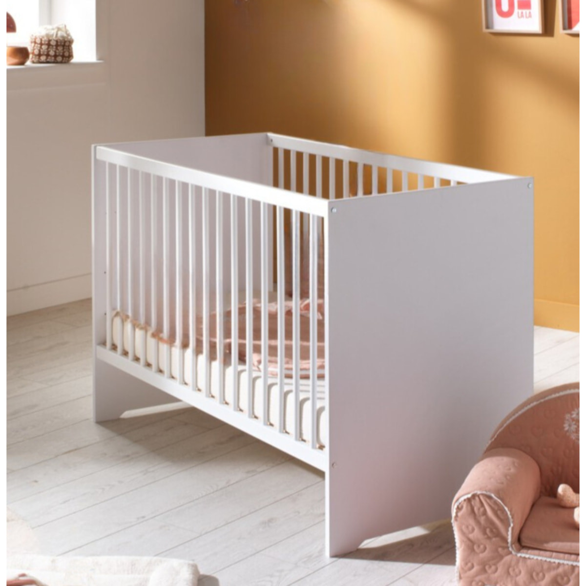 Lit bébé 120x60 avec têtes de lit panneaux laquées blanc et sommier réglable