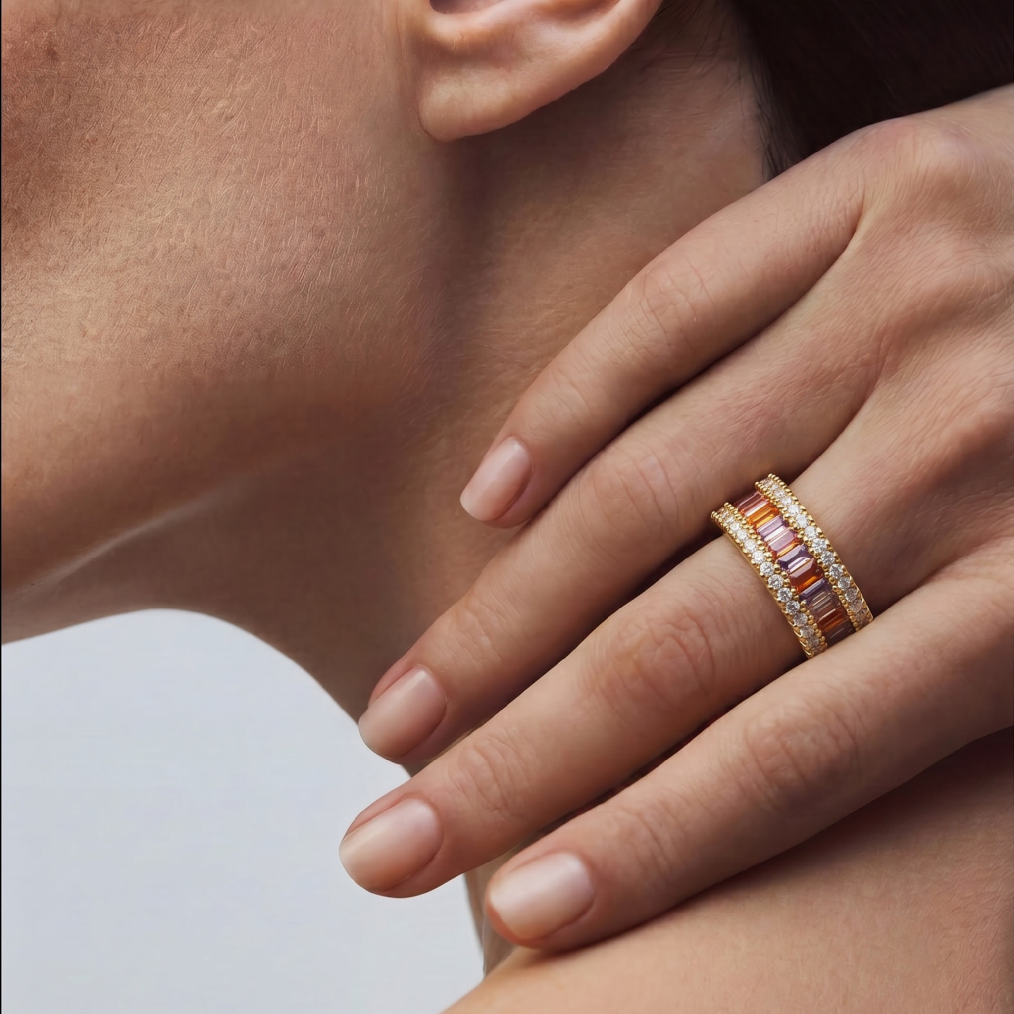 Anillo de Aleación de Metal y Circonita Multicolor acabado en oro amarillo de 18k