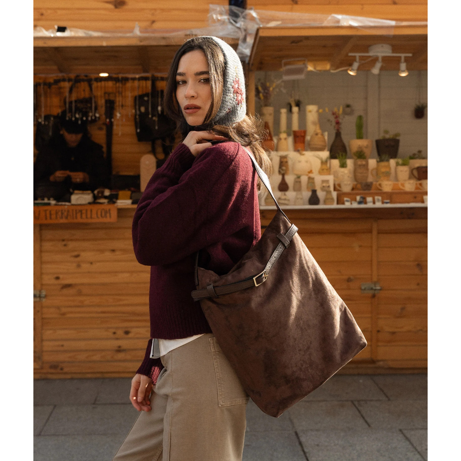 Bolso de hombro marrón con cinturón