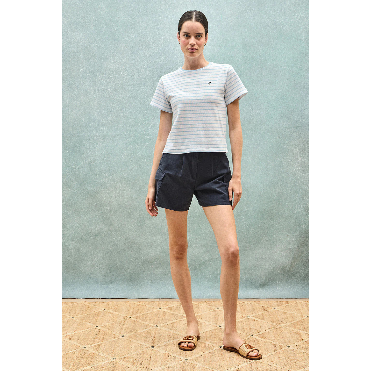 Camiseta de rayas azul claro y beige con monograma bordado