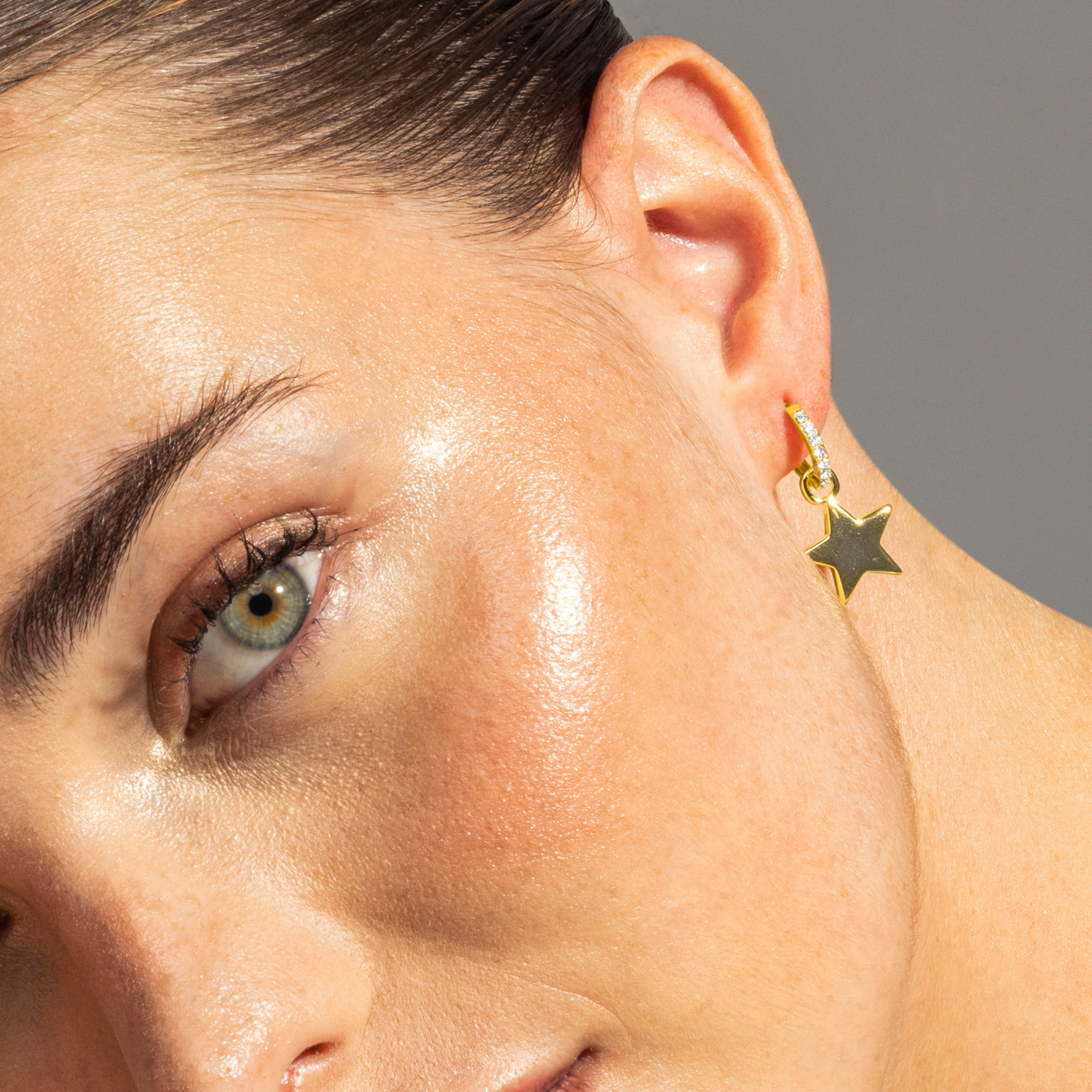 Pendientes de Circonita Brillante acabados en oro amarillo de 18K