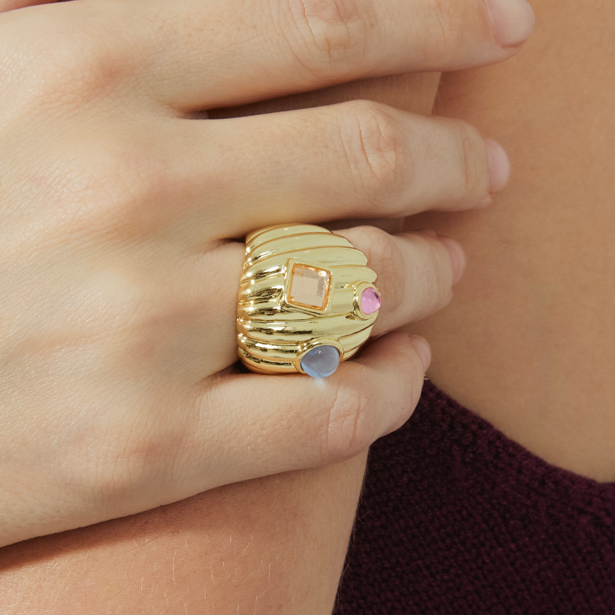 Anillo de Cristal Multicolor acabado en oro amarillo de 18K