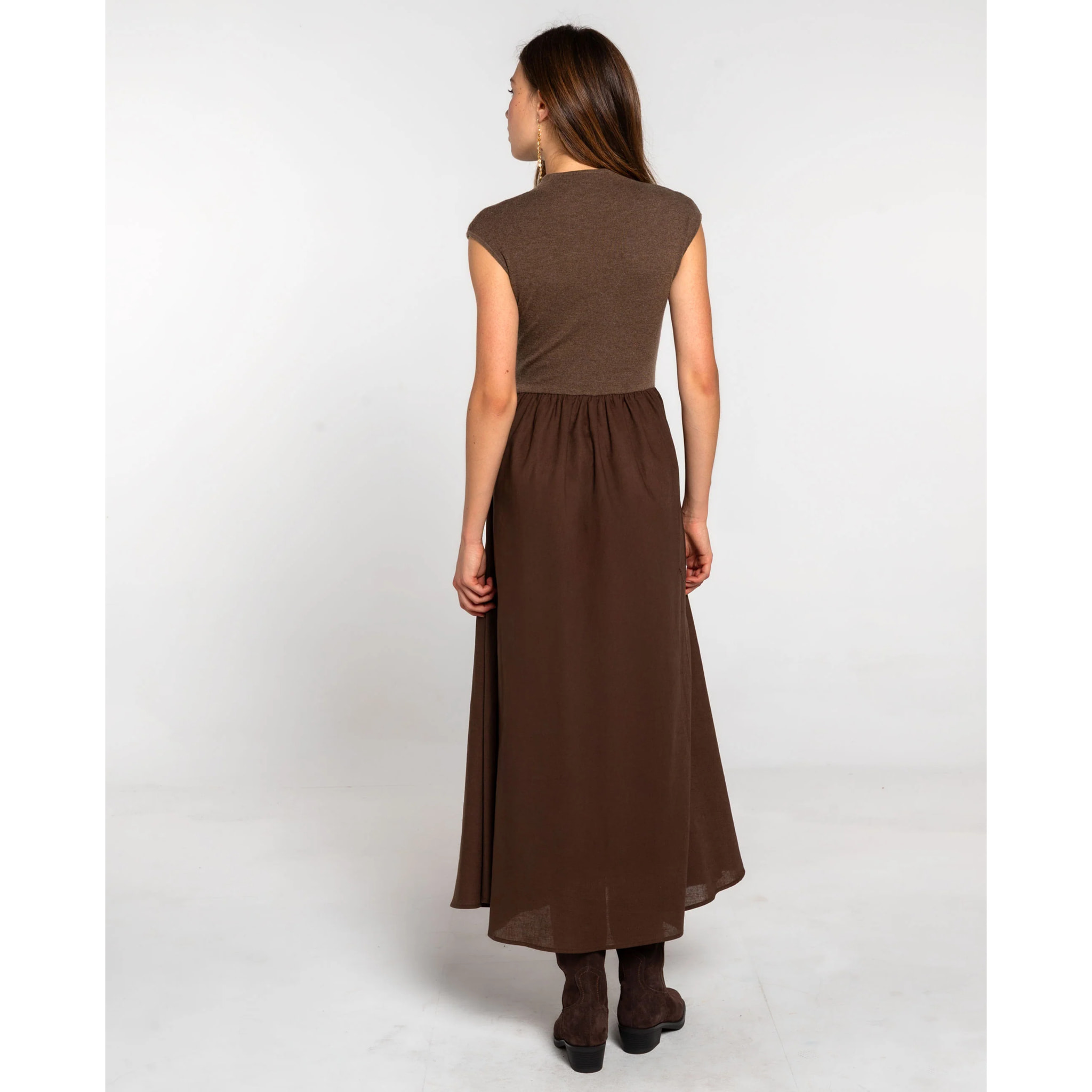 Vestido marrón con top de punto y falda larga de tejido plano