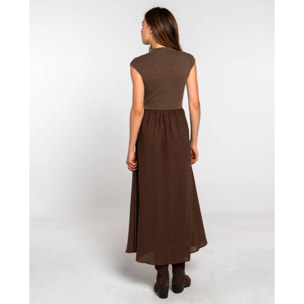 Vestido marrón con top de punto y falda larga de tejido plano