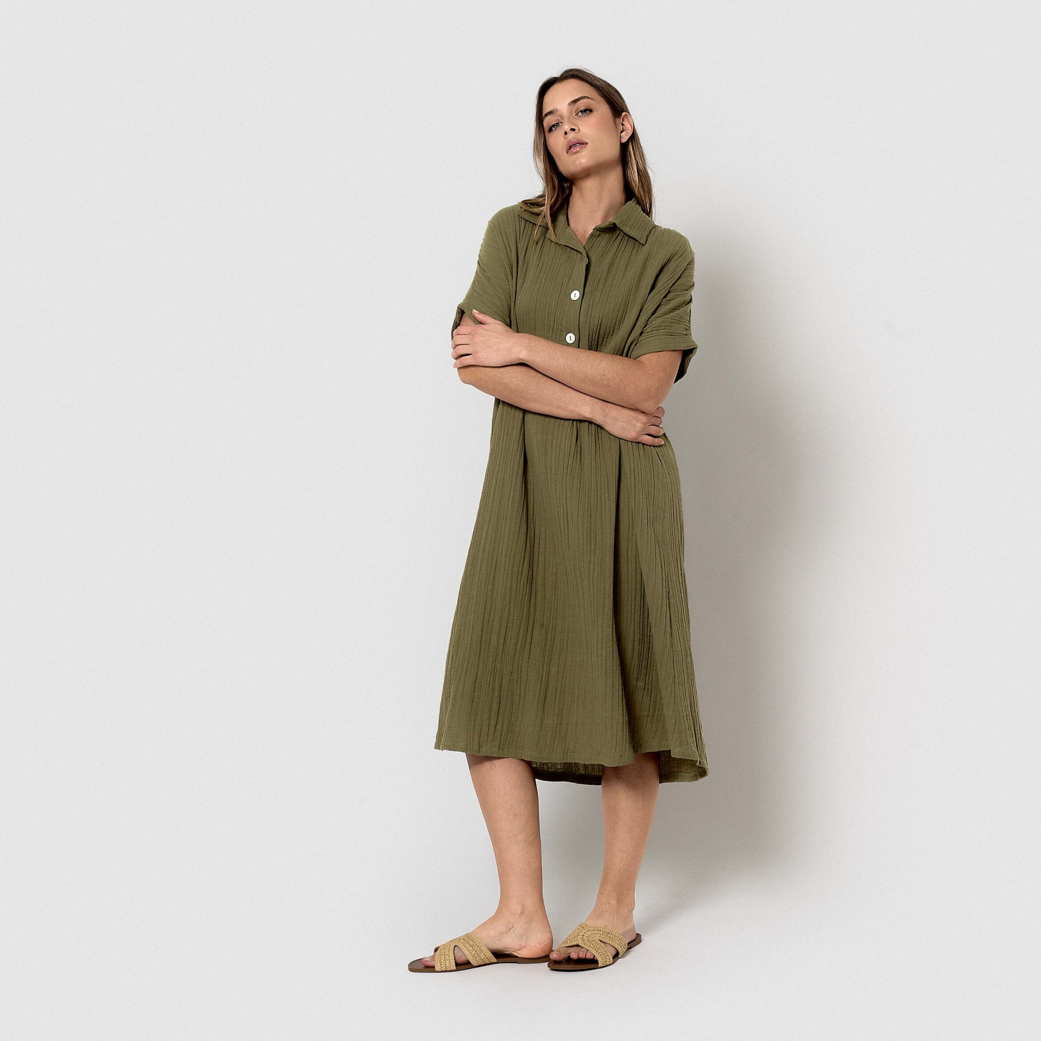 Vestido midi manga fluida muselina verde cacería