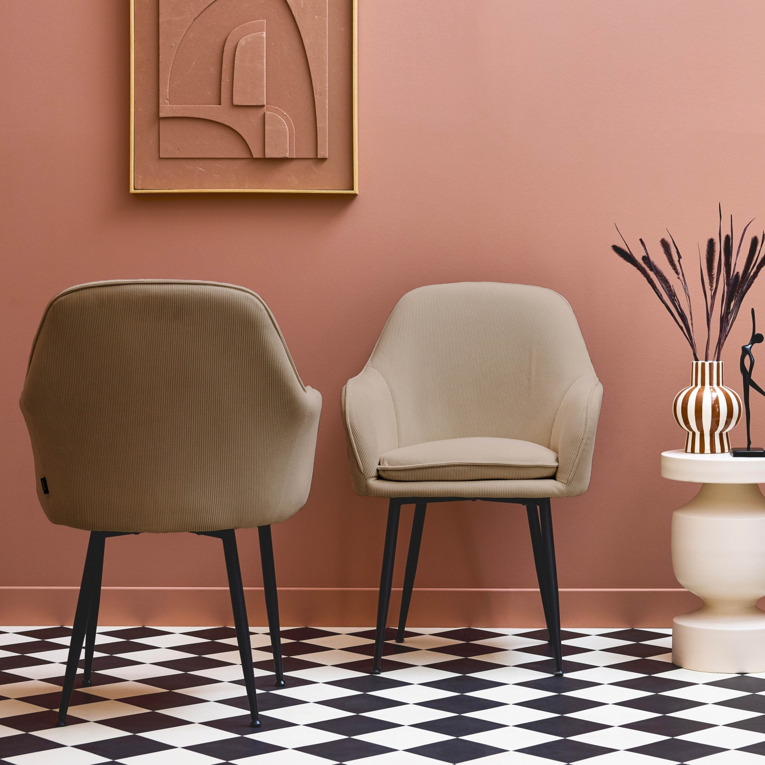 Lot de 2 fauteuils en velours côtelé beige et pieds en métal noir mat. L 57 x P 59 x H 84.5